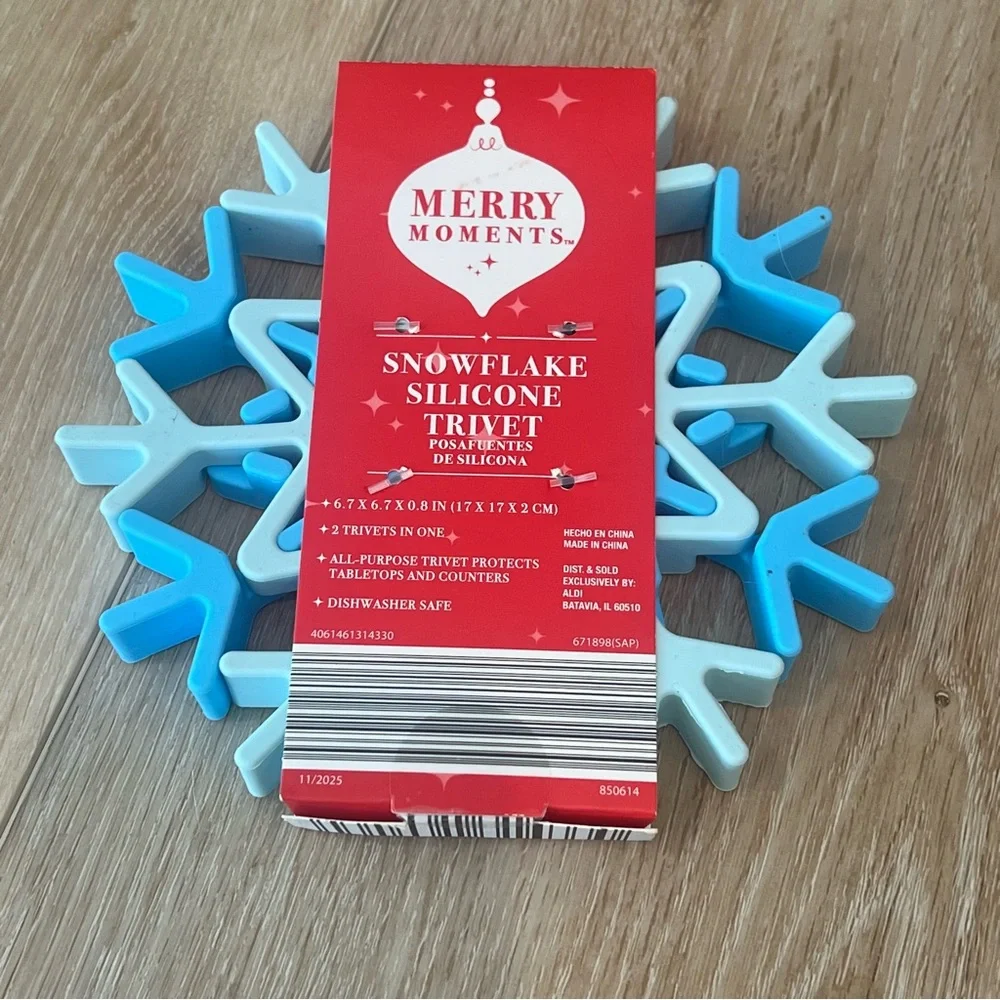 NWT Merry Moments Snowflake Silicone Trivet set of 2